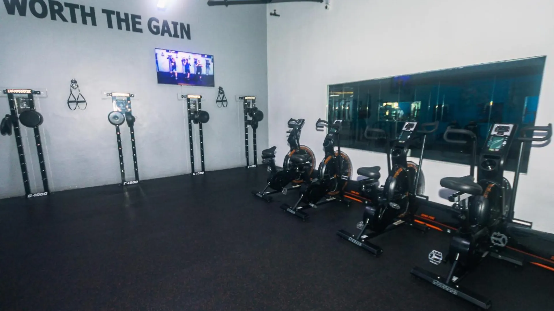 Royal Polo Club Air Condo Makati Swim Gym Park 300 Mbps Manila 0*,