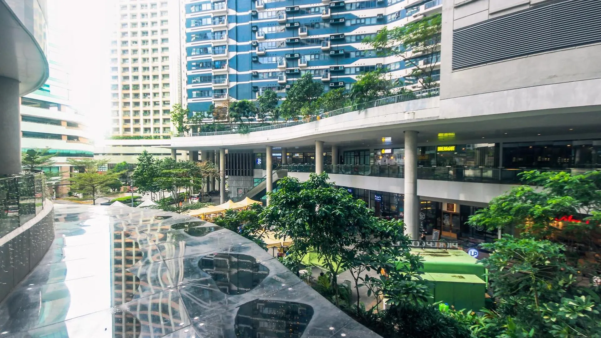 Royal Polo Club Air Condo Makati Swim Gym Park 300 Mbps Manila Filipiny