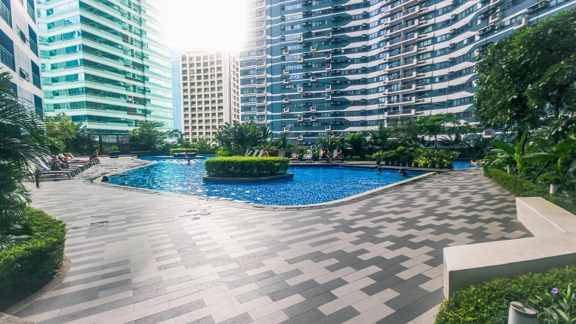 Royal Polo Club Air Condo Makati Swim Gym Park 300 Mbps Manila 0*,