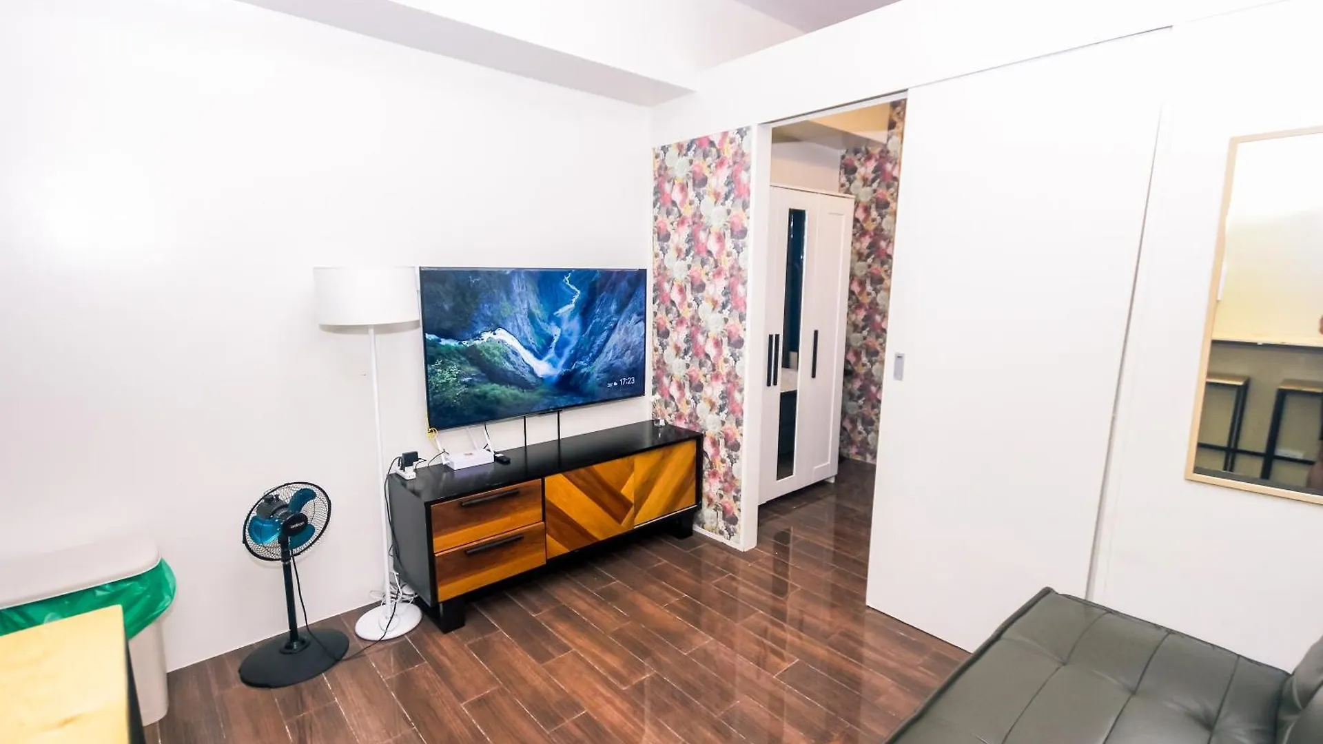 Apartment Royal Polo Club Air Condo Makati Swim Gym Park 300 Mbps Manila